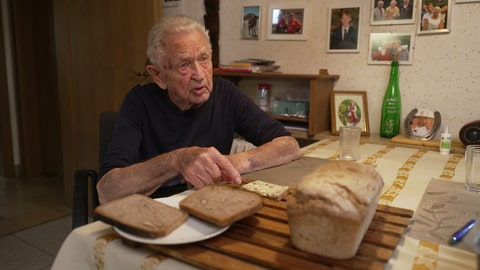Der 103-jährige Bäckermeister Werner Kaiser aus Boppard backt noch regelmäßig Brot