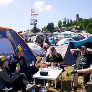 Die Rock am Ring Fans sind angekommen und eingerichtet. Jetzt beginnt das Chillen, Feiern und Genießen.