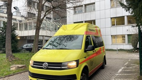 Ein Krankentransport fährt vom evangelischen Stift in Koblenz ab. Das Krankenhaus gehört zum Gemeinschaftsklinikum Mittelrhein (GKM).