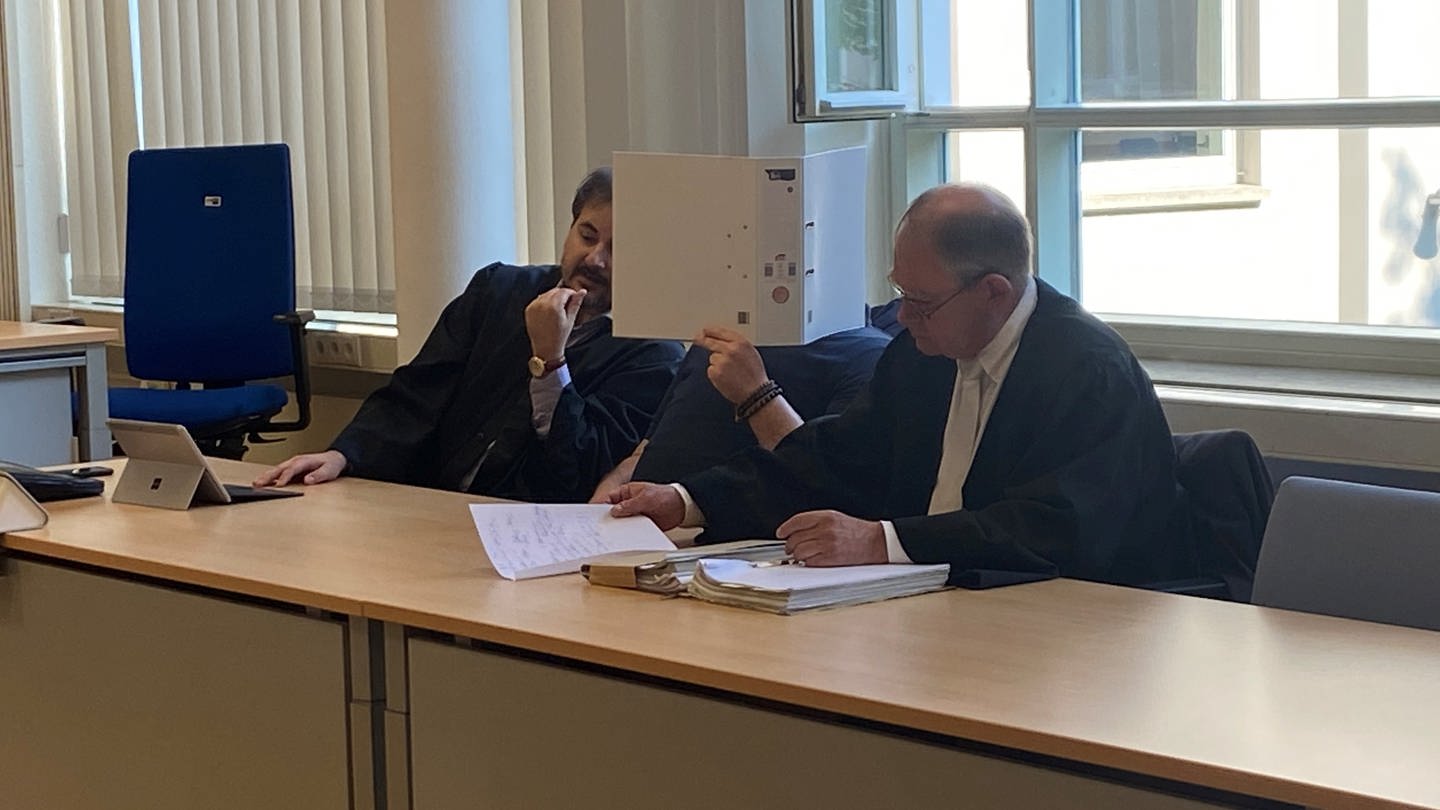 Der ehemalige Geschäftsführer der Lebenshilfe Rhein-Lahn sitzt auf der Anklagebank im Landgericht Koblenz. Er wurde zu drei Jahren Haft verurteilt.
