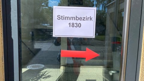 Ein Schild mit der Aufschrift "Stimmbezirk 1830" weist auf ein Wahllokal im Koblenzer Stadtteil Rauental hin