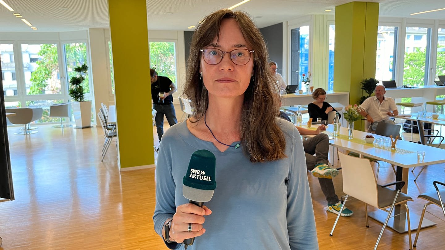 SWR-Reporterin Heike Löser berichtet von der Landratswahl 2024 im Kreis Mayen-Koblenz