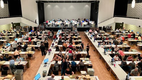 In der Rhein-Mosel-Halle in Koblenz zählen Wahlhelfer seit 9 Uhr die Stimmen für den Koblenzer Stadtrat aus.