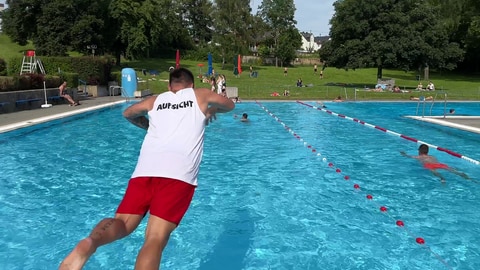 Ein beherzter Sprung ins Becken - kein Problem für den argentinischen Rettungsschwimmer Juan Ipsale, wenn er im Freibad in Birlenbach Hilfe leisten muss. 