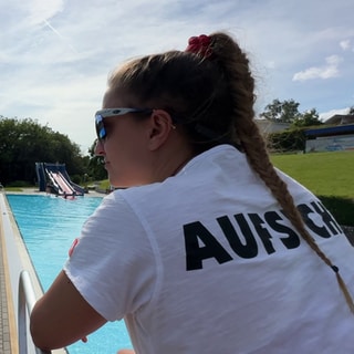 Die 27-jährige argentinische Rettungsschwimmerin Marisol Cruz führt diesen Sommer die Badeaufsicht im Schwimmbad in Birlenbach (Rhein-Lahn-Kreis)