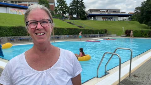 Kirsten Darda, Pächterin des Freibades in Birlenbach (Rhein-Lahn-Kreis), freut sich riesig, dass sie zwei Rettungsschwimmer aus Argentinien als Bademeister gewinnen konnte
