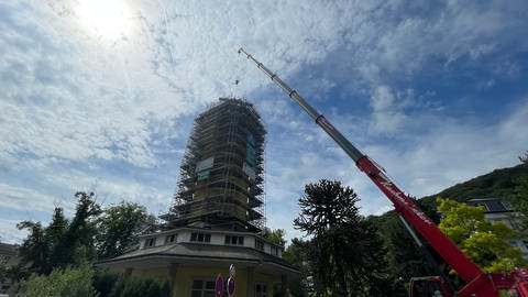 Der Quellenturm direkt an der Lahn in Bad Ems ist marode und wird bereits seit dem vergangenen Jahr aufwändig saniert. Am Dienstag soll die Turmspitze abgehoben werden. 