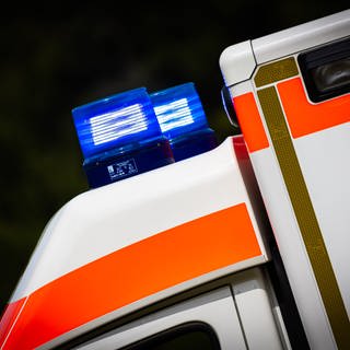 Im Westerwald ist ein 27-Jähriger bei einem Unfall schwer verletzt worden. Er wurde in Rennerod von einem Traktor überrollt.