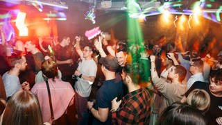 Menschen feiern im Club bei Electric City 2024 in Koblenz