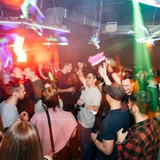 Menschen feiern im Club bei Electric City 2024 in Koblenz