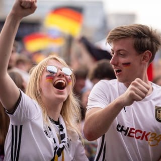 Fans der deutschen Nationalmannschaft jubeln und Feiern beim Fanfest mit Public Viewing.