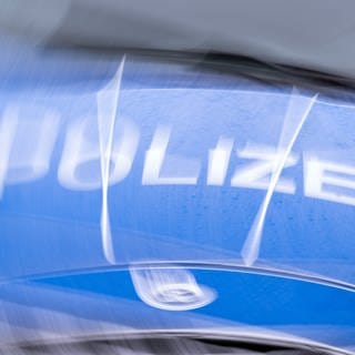 Der Schriftzug "Polizei“ auf der Kühlerhaube eines Polizeiautos