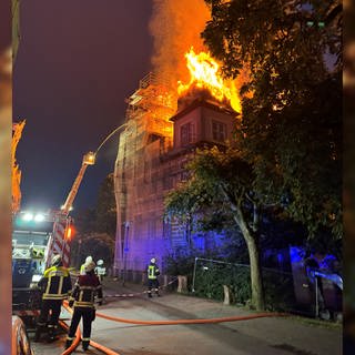 Die Feuerwehr löscht die Karlsburg in der Nacht in Bad Ems