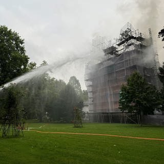 Die Feuerwehr löscht am Morgen das Feuer in der Karlsburg in Bad Ems