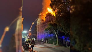 Die Feuerwehr löscht einen Brand in der Karlsburg in der Nacht in Bad Ems