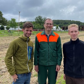 Johannes Storch, Ralf Melber und Daniel Müller (von links) vom Biohof "live2give". Sie betreiben eine Agroforst-Versuchsfläche auf einem Biohof in Dickendorf im Westerwald.