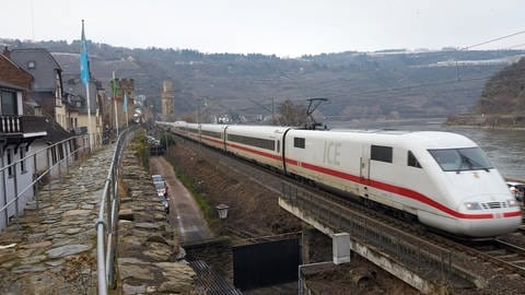 Ein ICE der Deutschen Bahn fährt durch Oberwesel am Mittelrhein in Richtung Mainz.