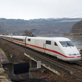 Ein ICE der Deutschen Bahn fährt durch Oberwesel am Mittelrhein in Richtung Mainz.