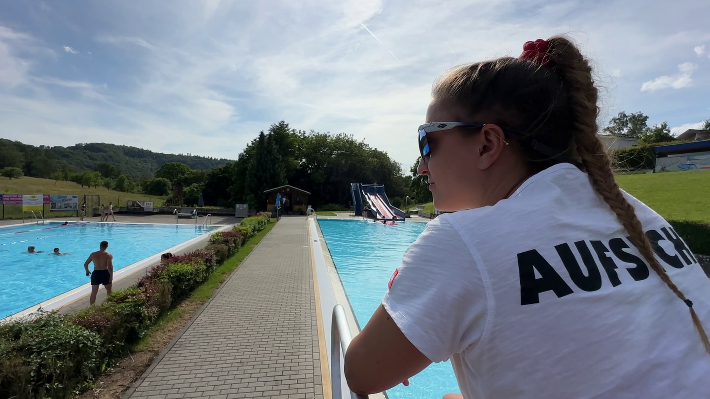 Die 27-jährige argentinische Rettungsschwimmerin Marisol Cruz führt diesen Sommer die Badeaufsicht im Schwimmbad in Birlenbach (Rhein-Lahn-Kreis)