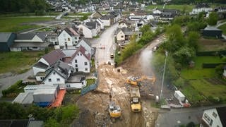 Auch rund drei Jahre nach der Flutkatastrophe wird am Wiederaufbau der Ahrtalbahn gearbeitet.