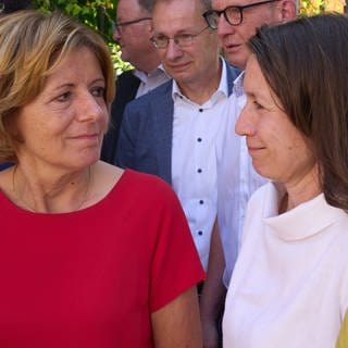 Ministerpräsidentin Malu Dreyer steht neben Landrätin Cornelia Weigand