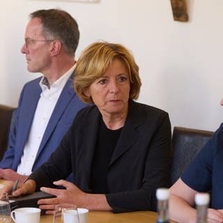 Ministerpräsidentin Malu Dreyer eröffnet die Kabinettssitzung in Dernau im Ahrtal.