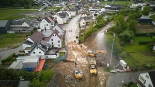 Bagger an der Ahr. Reaktionen von Politikern auf die Unzufriedenheit der Menschen im Ahrtal.