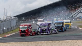 Mehrere Truck fahren 2023 beim ADAC Truck-Grand-Prix über die Rennstrecke am Nürburgring
