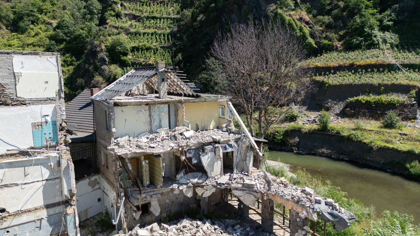 Das Archivfoto zeigt die Ruinen von zwei bei der Flut im Sommer 2021 zerstörten Wohnhäusern am Ufer der Ahr (Luftaufnahme mit einer Drohne).