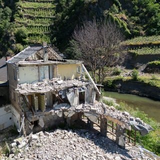 Das Archivfoto zeigt die Ruinen von zwei bei der Flut im Sommer 2021 zerstörten Wohnhäusern am Ufer der Ahr (Luftaufnahme mit einer Drohne).
