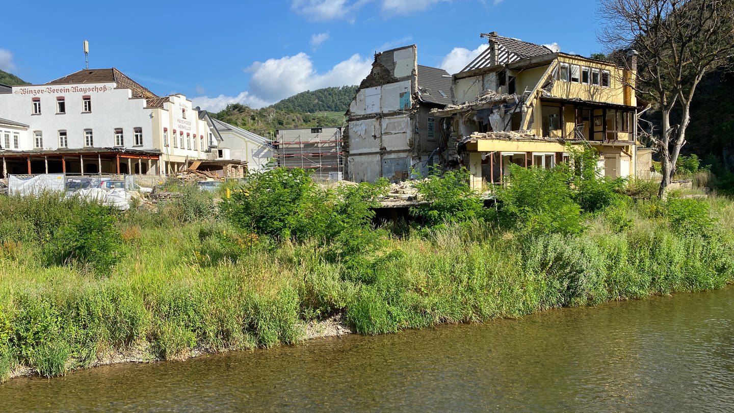 Zerstörtes Haus am Ahrufer in Mayschoß.Auch drei Jahre nach der Flutkatastrophe im Ahrtal sind in Mayschoß noch die Spuren der Verwüstung zu sehen.