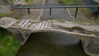 Die neue Fußgängerbrücke über die Ahr in Schuld. Die alte Brücke wurde durch die Flutkatastrophe im Ahrtal 2021 zerstört.