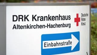 Ein Schild mit der Aufschrift "DRK Krankenhaus Altenkirchen-Hachenburg"