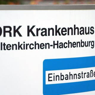 Ein Schild mit der Aufschrift "DRK Krankenhaus Altenkirchen-Hachenburg"