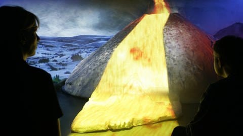 Ein Vulkan-Modell, das den Ausbruch der Eifel-Vulkane sowohl optisch und akustisch als auch mit Erschütterungen und Wind simuliert.