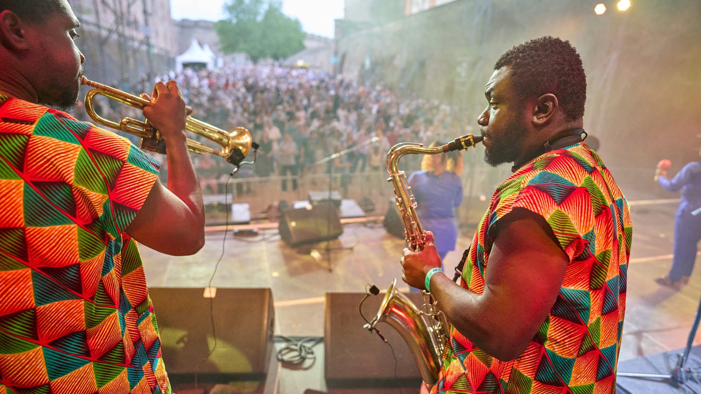 Die ghanaische Band Alogte Oho & The Sounds of Joy tritt 2023 inmitten der Mauern der Festung Ehrenbreitstein beim Weltmusikfestival Horizonte auf.