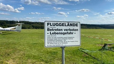 Schild mit der Aufschrift: Fluggelände. Betreten verboten. In Nastätten sind immer wieder Kühe ausgbüxt und haben auf dem Gelände eines Segelsportvereins gegrast. 