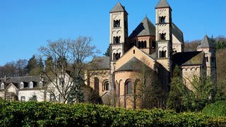 Blick auf die Klosterkirche Maria Laach am Laacher See im Kreis Ahrweiler. Beim Besuchertag können sich heute Interessierte alles ansehen und Konzerte hören. 