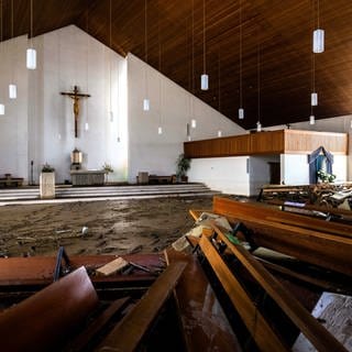 Schlamm und Schutt in der Kirche in Ahrbrück nach der Flut 2021 (Archiv)