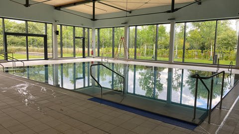 Blick auf eines der Schwimmbecken im neuen Hallenbad in Koblenz: Das Moselbad wird am 25. August eröffnet.