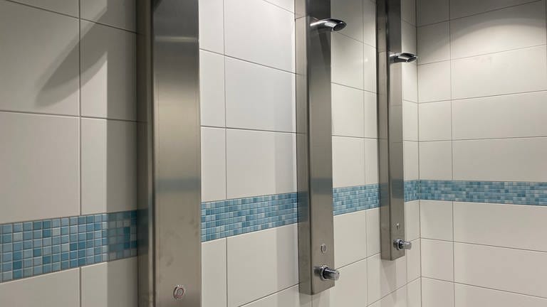 Die Duschen im neuen Hallenbad in Koblenz: Das Wasser wird aufgefangen und gefiltert. Damit werden dann die Grünflächen bewässert.