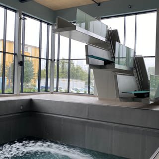 Das Springerbecken im neuen Hallenbad in Koblenz: Dort kann der Boden bei Bedarf abgesenkt werden: Dann kann man auch vom Fünf-Meter-Brett springen. 