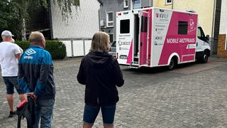 Wenn der Arzt zu den Patienten kommt: Die rollende Arztpraxsis macht gerade in Herdorf im Kreis Altenkirchen Station. 