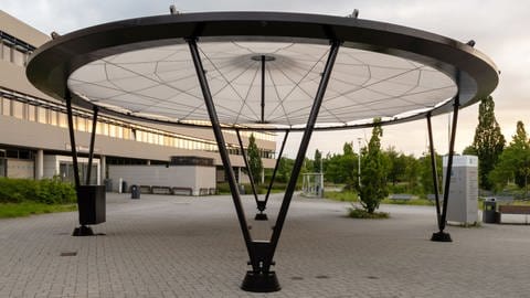Auf dem Campus der Hochschule Koblenz steht ein mobiler Forschungspavillon mit faltbarem Membrandach aus Planen. 