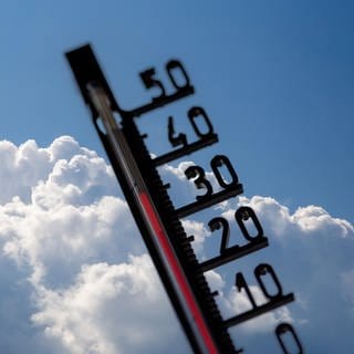 Thermometer mit 35 Grad Anzeige: Die Stadt Koblenz kämpft gegen die Hitze