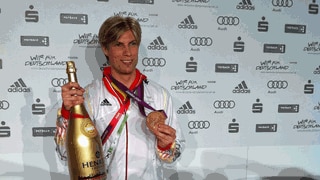 Peter Joppich zeigt die Bronzemedaille, die er bei den Olympischen Spielen 2012 in London gewann. 