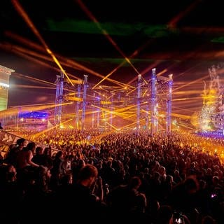 Feiernde Menschen beim Elektro-Festival Nature One im Hunsrück | 75 Jahre RLP - Die größten Festivals | Nature One und Jazz & Joy