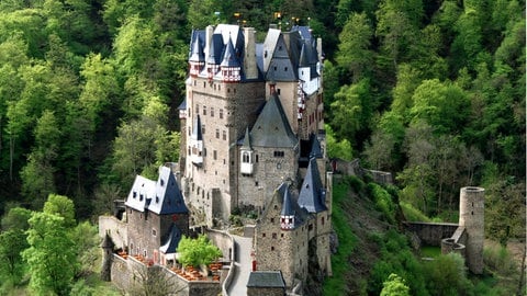 Die Burg Eltz umgeben vom Eltzer Wald