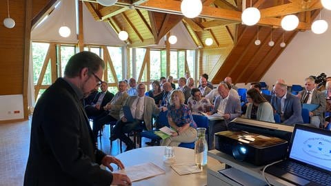 Umweltministerin Eder (Grüne) und Mitarbeitende von Wasserversorgern stellen die sogenannte Clusterinitiative vor. Dabei wollen sich mehrere Wasserversorger im nördlichen Rheinland-Pfalz gegenseitig unterstützen, wenn das Trinkwasser knapp wird. 