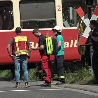 Tödlicher Zugunfall in Burgbrohl. Brohltalbahn erfasst Rollerfahrer auf unbeschranktem Bahnübergang.